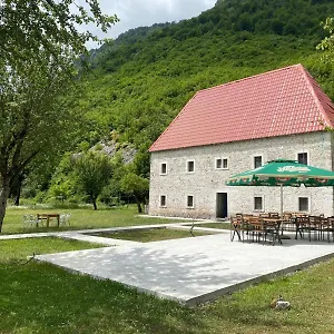 Bujtina Shpjia E Gjyshit Hotel